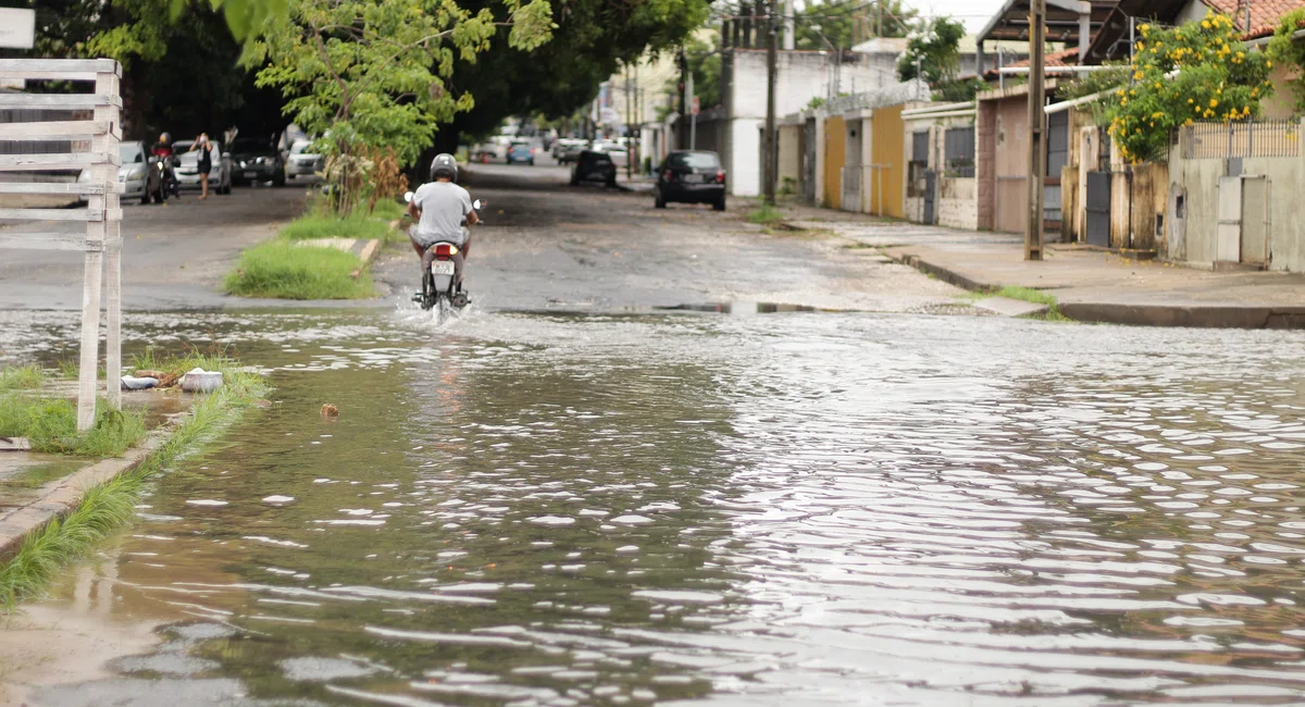 Chuva forte causa transtornos nas ruas de Teresina