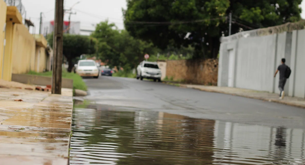 Chuva forte causa transtornos nas ruas de Teresina