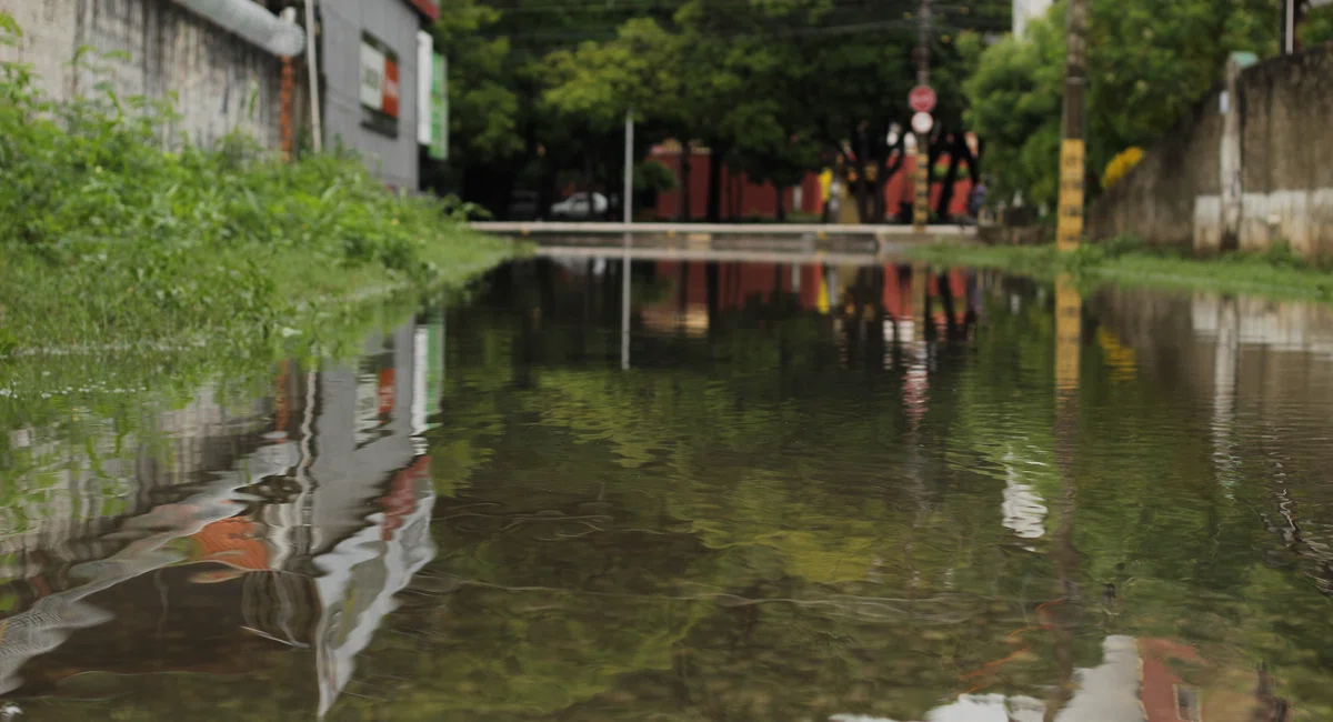 Chuva forte causa transtornos nas ruas de Teresina