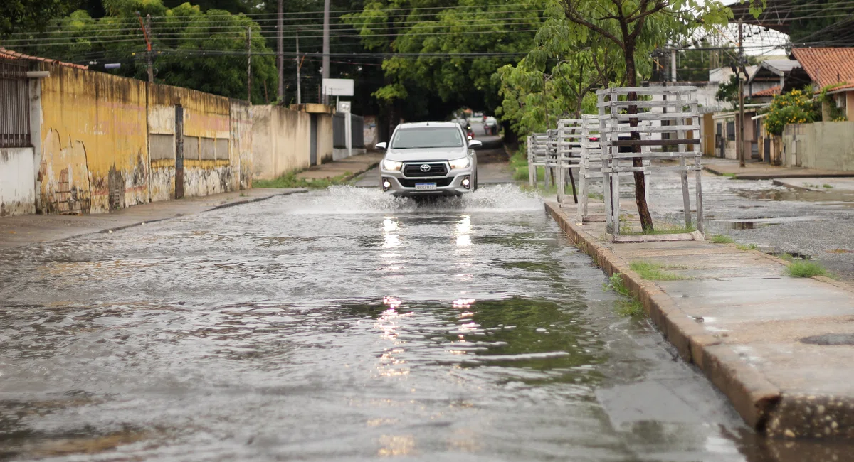 Chuva forte causa transtornos nas ruas de Teresina