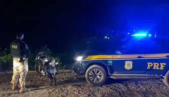 Motocicleta envolvida em assalto é interceptada por PRF em Floriano