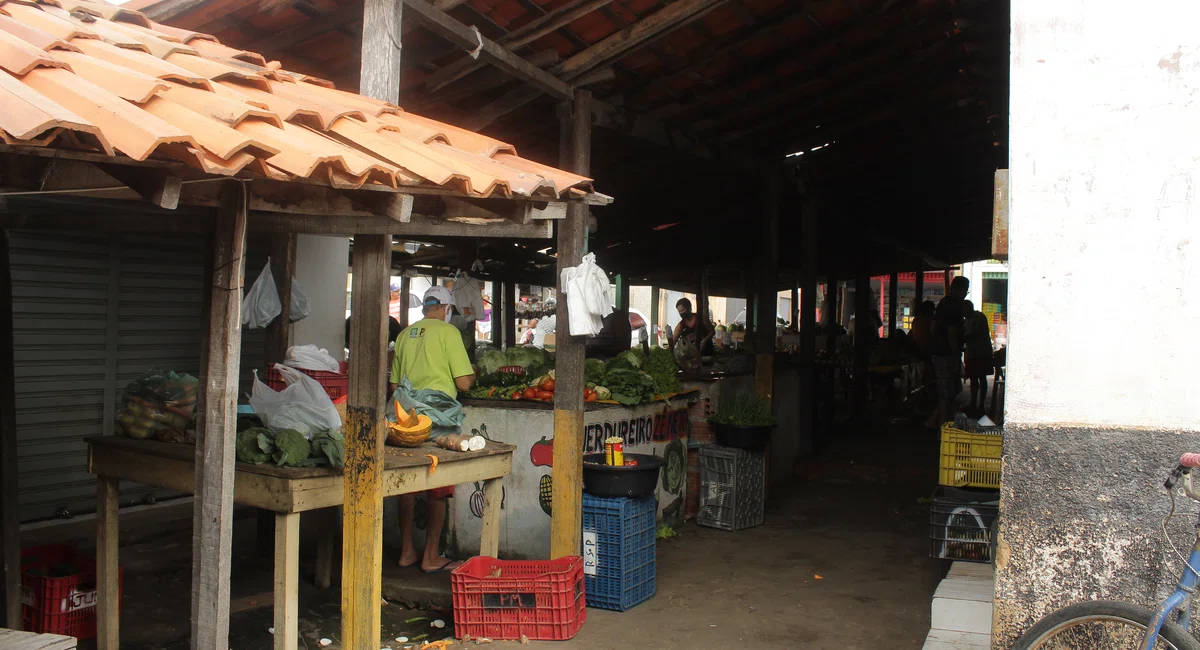 Feirantes denunciam condições na estrutura no Mercado do Dirceu II