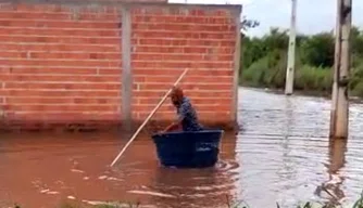 Morador utiliza caixa d'água como transporte fluvial.