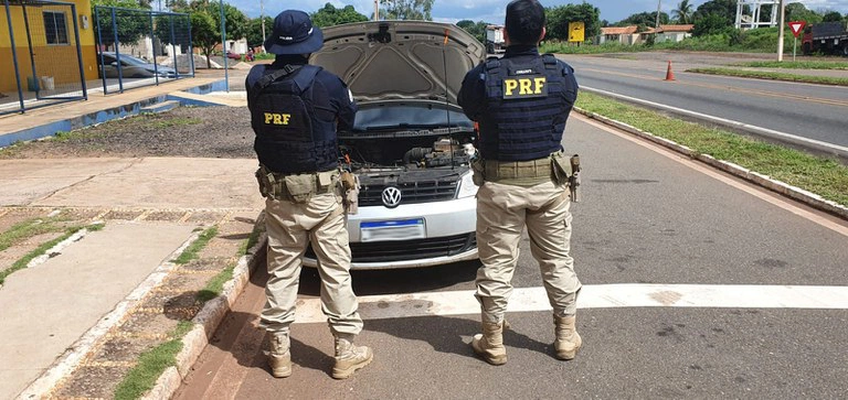 Policiais rodoviários recuperam veículo roubado em Amarante.
