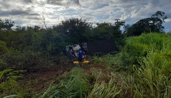 Caminhão tomba e deixa condutor morto na cidade de Cristalândia do Piauí.