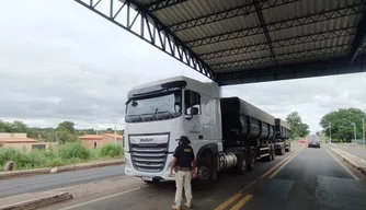 PRF apreende 62 toneladas de calcário ilegal na cidade de Floriano