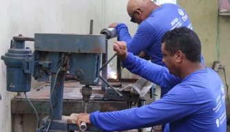 Internos da Cadeia de Altos trabalham na produção de equipamentos.