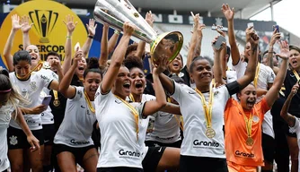 Corinthians goleia Flamengo e é bicampeão na Supercopa Feminina