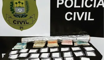 Polícia Civil apreende drogas e dinheiro durante cumprimento de mandado de busca e apreensão em Oeiras.