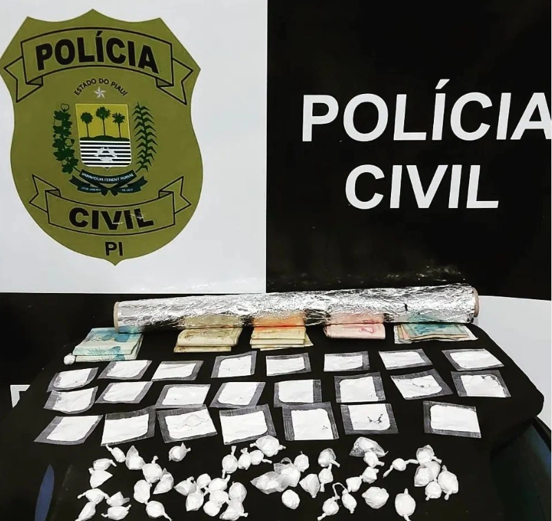 Polícia Civil apreende drogas e dinheiro durante cumprimento de mandado de busca e apreensão em Oeiras.