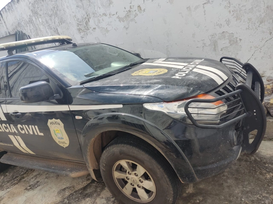 Viatura da Polícia Civil é vandalizada no centro de Teresina.