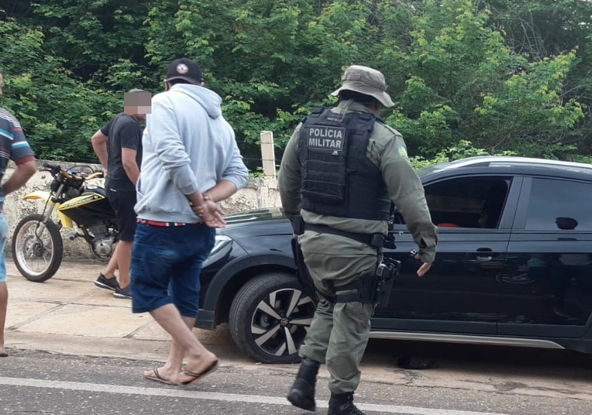 Casal é assassinado a tiros dentro de carro em Castelo do Piauí.