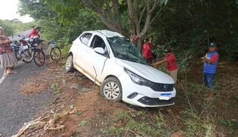 Homem morre após colidir carro contra árvore no município de Lagoa do Sítio, no Piauí.