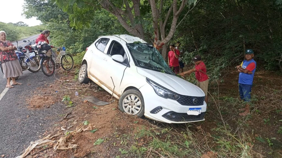 Homem morre após colidir carro contra árvore no município de Lagoa do Sítio, no Piauí.