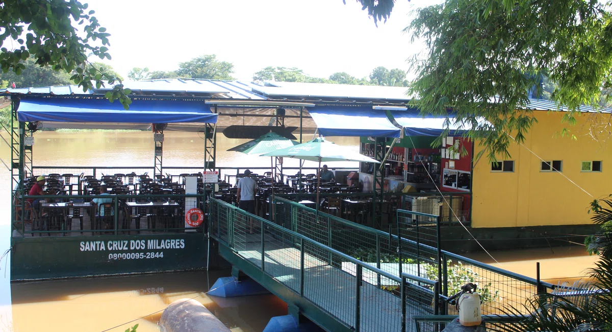 Restaurante Flutuante no Encontro dos Rios