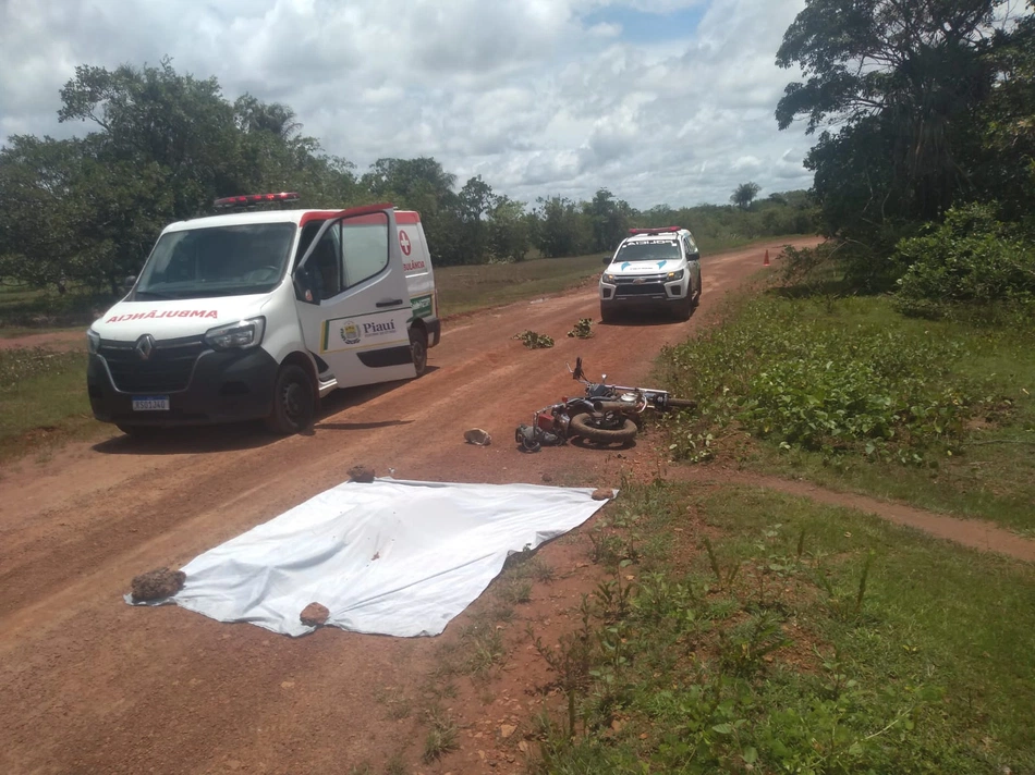 Acidente entre caminhão e motocicleta em Cabeceiras do Piauí.