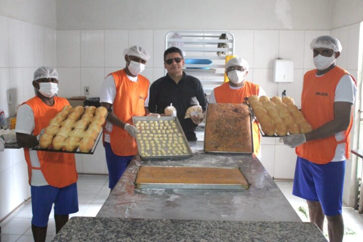 Reeducandos produzem 2 mil unidades de pães para a Apae