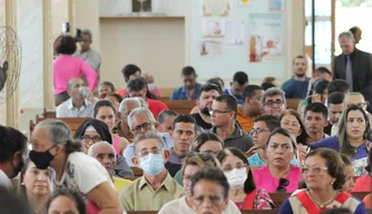 Fiéis prestigiam missa celebrada em Campo Maior.