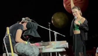 Sandy canta com Coldplay em São Paulo.