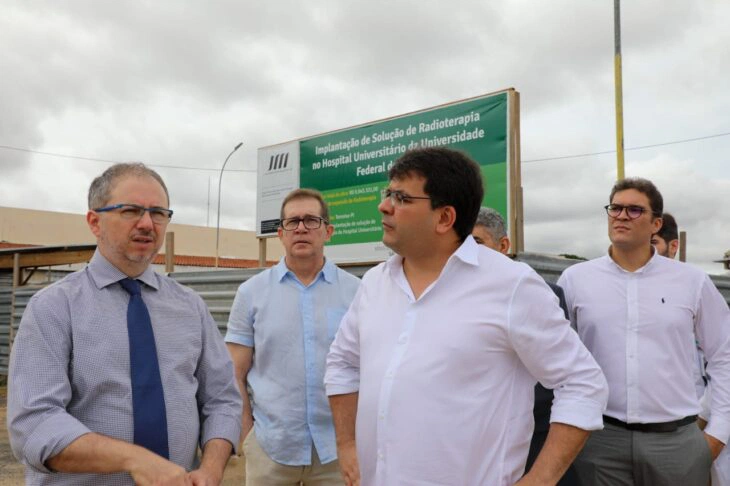 Governador Rafael Fonteles em visita ao Hospital Universitário.
