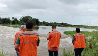 Equipes da Defesa Civil intensificam monitoramento em regiões atingidas pelas cheias.