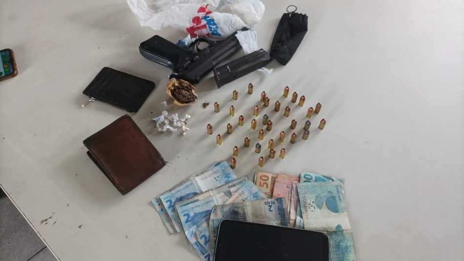 PM prende integrante de facção com arma e drogas na zona Leste de Teresina