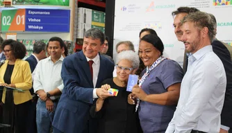 Ministro Wellington Dias assina acordo com Carrefour