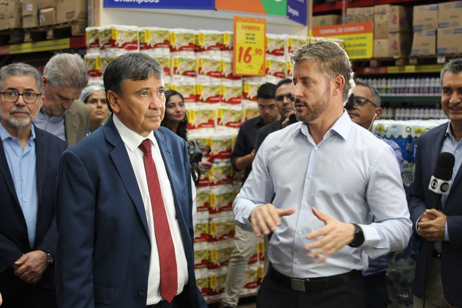 Ministro Wellington Dias assina acordo com Carrefour
