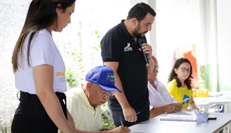 Dr. Pessoa assina autorização para regularização fundiária na zona Sudeste de Teresina.