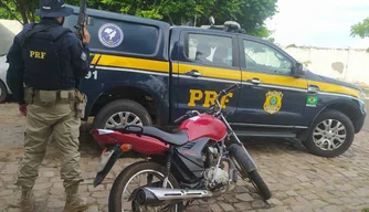 PRF recupera uma motocicleta roubada e prende dois homens por receptação em Oeiras.