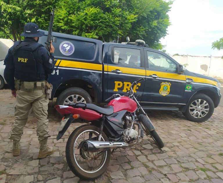 PRF recupera uma motocicleta roubada e prende dois homens por receptação em Oeiras.