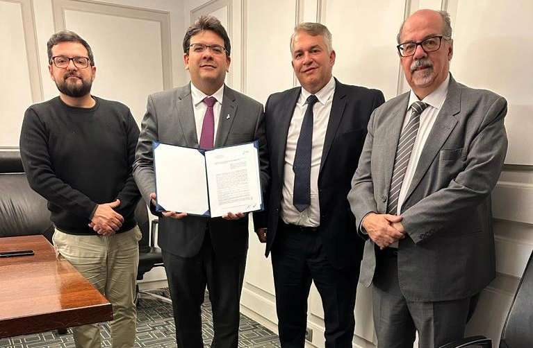 Rafael Fonteles assina protocolo para investir em energia limpa no Piauí