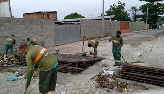 Equipes de limpeza desobstruindo galerias na zona Leste de Teresina.