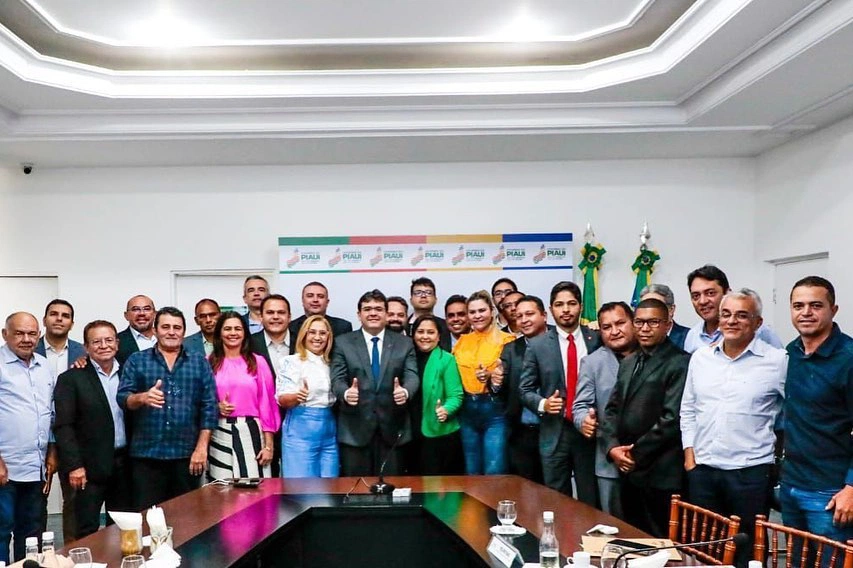 Rafael Fonteles se reúne com 22 prefeitos do Piauí.