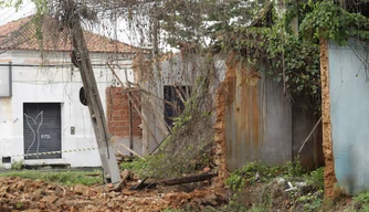 Casa abandonada desaba no Centro de Teresina.