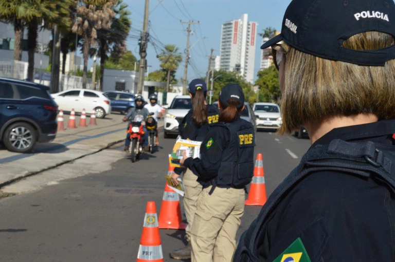 PRF em operação nas rodovias federais do Piauí.