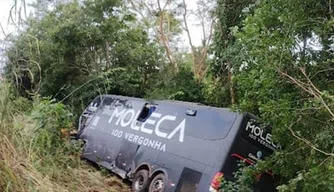 Acidente envolvendo ônibus da banda Moleca 100 Vergonha deixa homem morto em Elesbão Veloso.