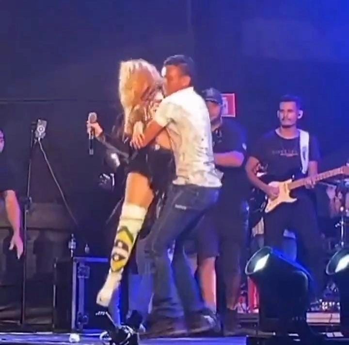 Fã invade palco e abraça Joelma durante show no Acre