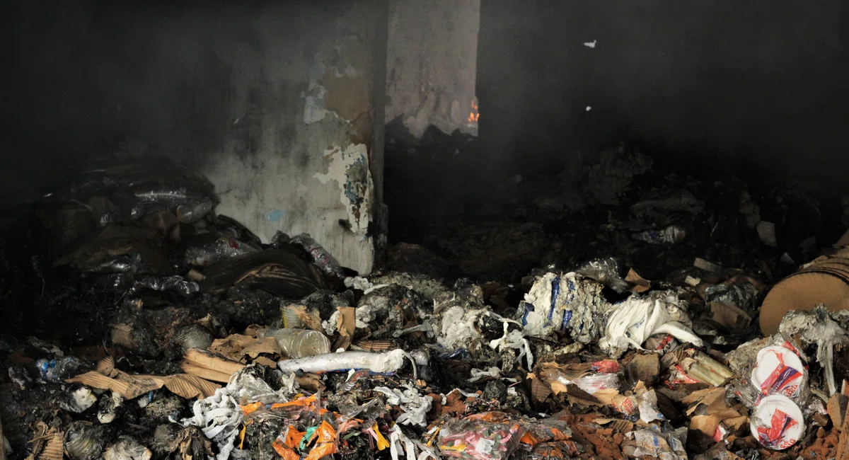 Grande incêndio atinge depósito de plásticos no Centro de Teresina
