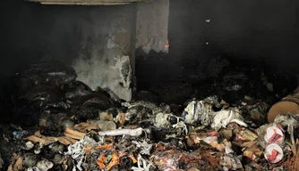 Grande incêndio atinge depósito de plásticos no Centro de Teresina
