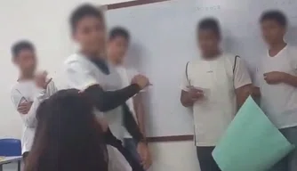 Aluno ataca colega de classe com caneta em escola de Manaus.