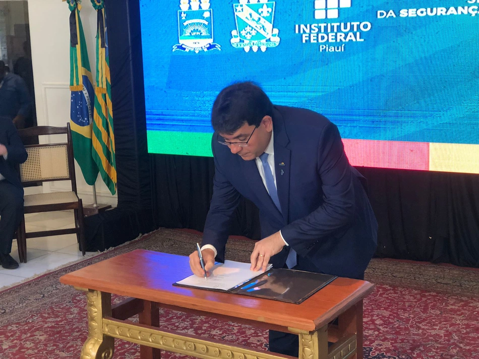 Governador Rafael Fonteles assina decreto que cria novos batalhões da PM.