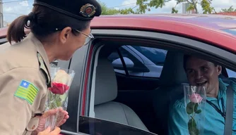 Polícia Militar distribui rosas em alusão ao dia das mães.