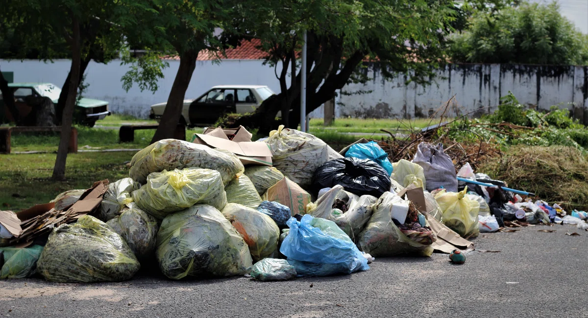 Lixo acumulado em frente ao Hospital Areolino de Abreu