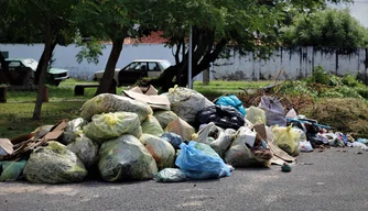 Lixo acumulado em frente ao Hospital Areolino de Abreu