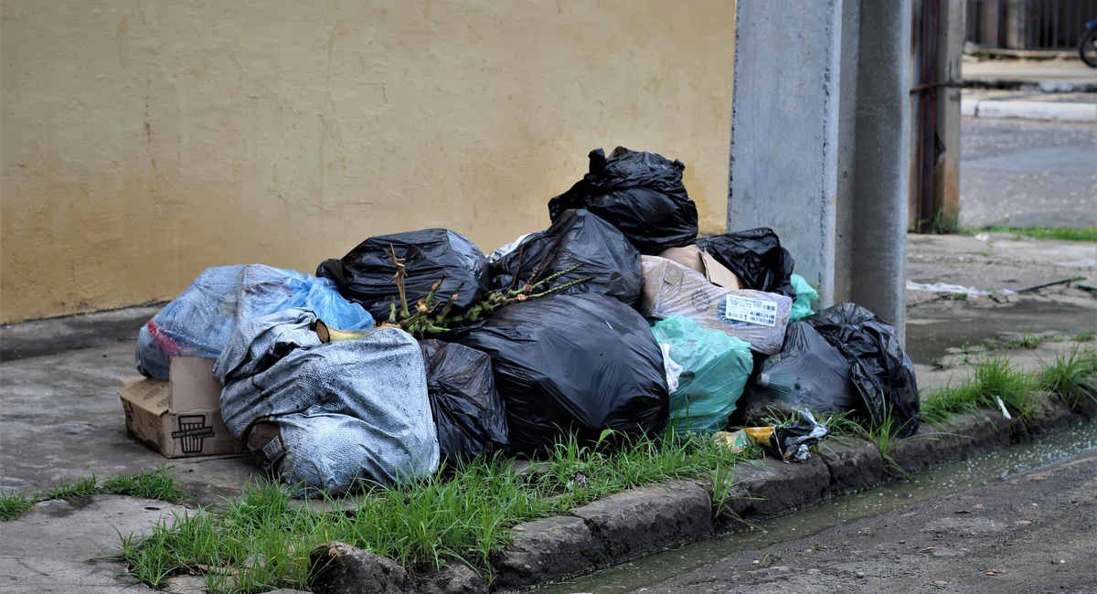 Lixo acumulado em Teresina