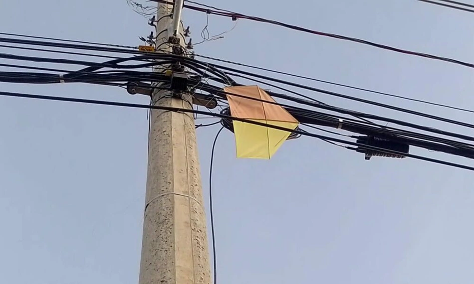 Pipa presa na fiação elétrica