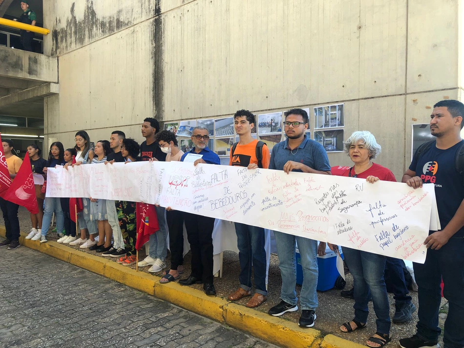 Alunos e professores da UESPI protestam na Alepi por melhorias