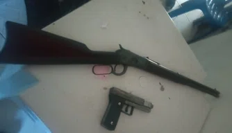 Arma apreendida na casa do suspeito em Teresina.