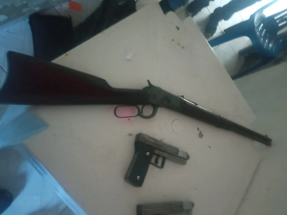 Arma apreendida na casa do suspeito em Teresina.